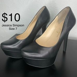 Black Pumps